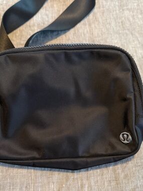 Lululemon Everywhere Belt Bag - 2L Black